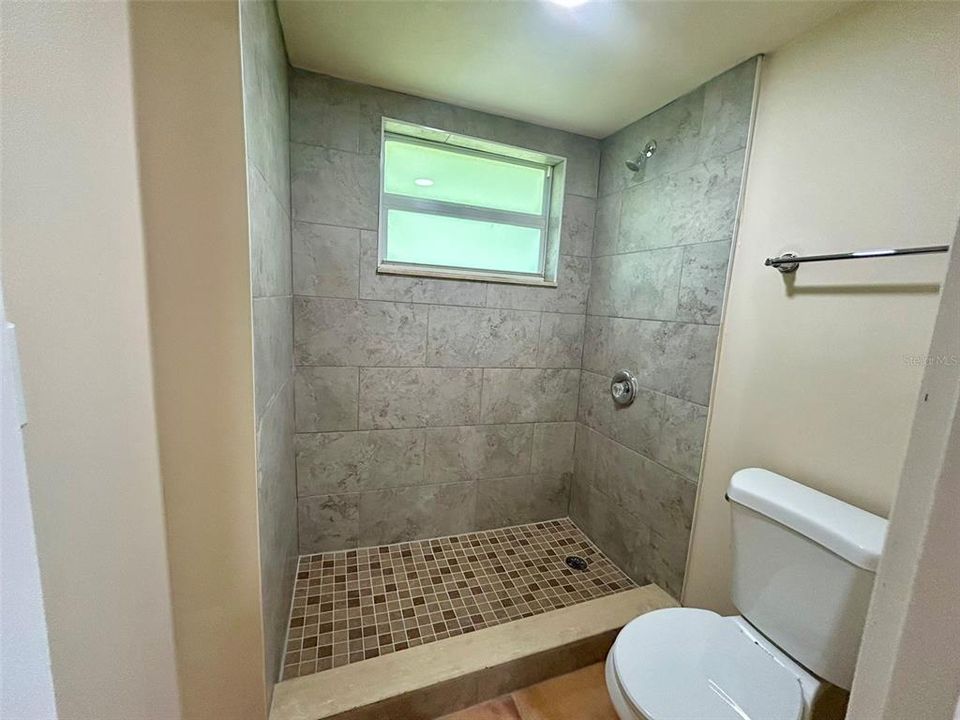 For Rent: $1,700 (2 beds, 1 baths, 1241 Square Feet)