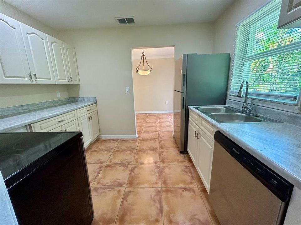 For Rent: $1,700 (2 beds, 1 baths, 1241 Square Feet)