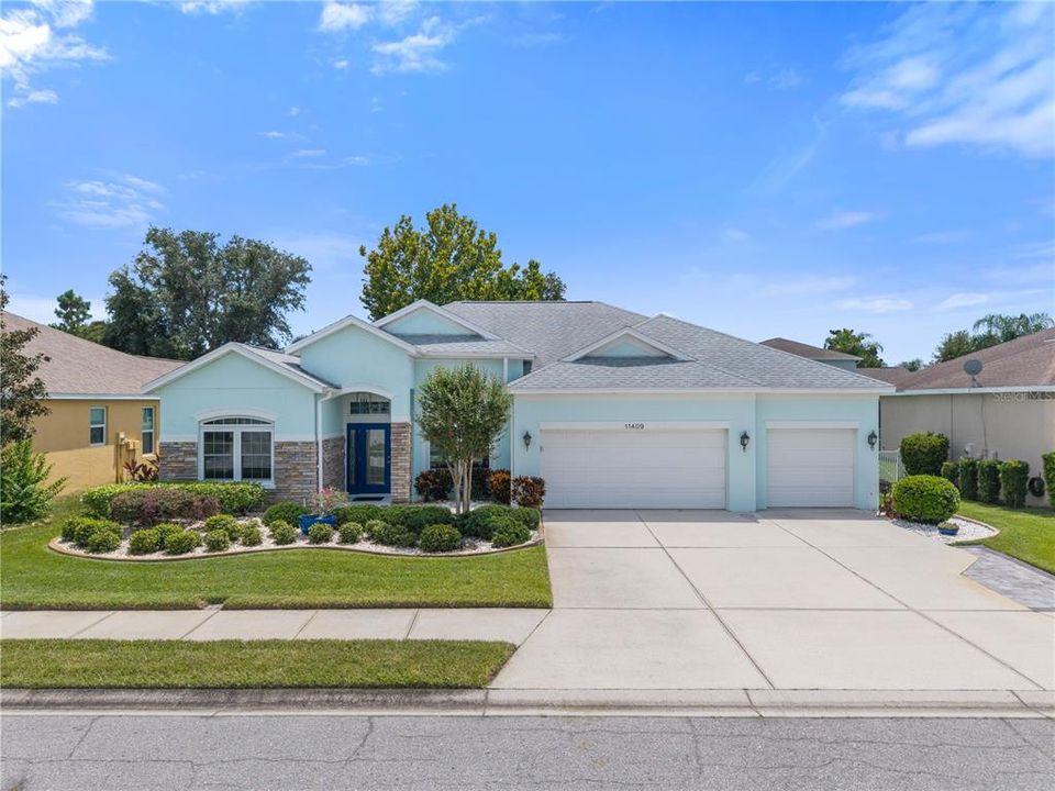 Active With Contract: $469,900 (3 beds, 2 baths, 2032 Square Feet)