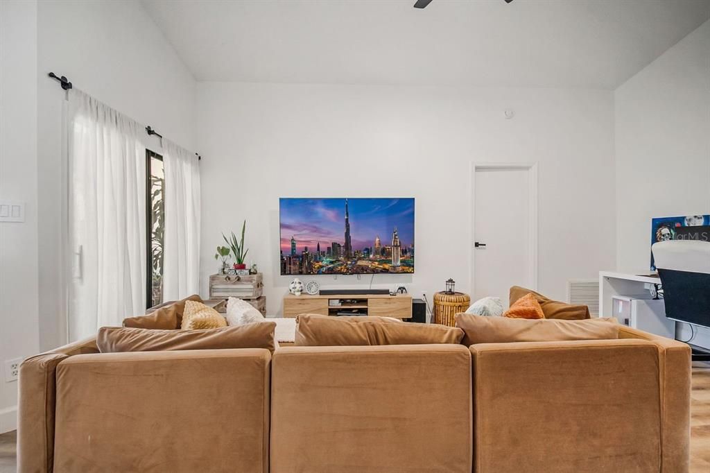 For Sale: $399,900 (3 beds, 2 baths, 1365 Square Feet)