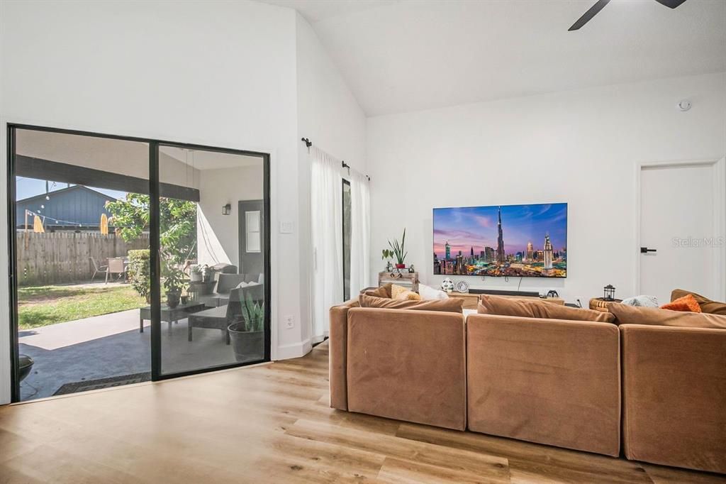 For Sale: $399,900 (3 beds, 2 baths, 1365 Square Feet)