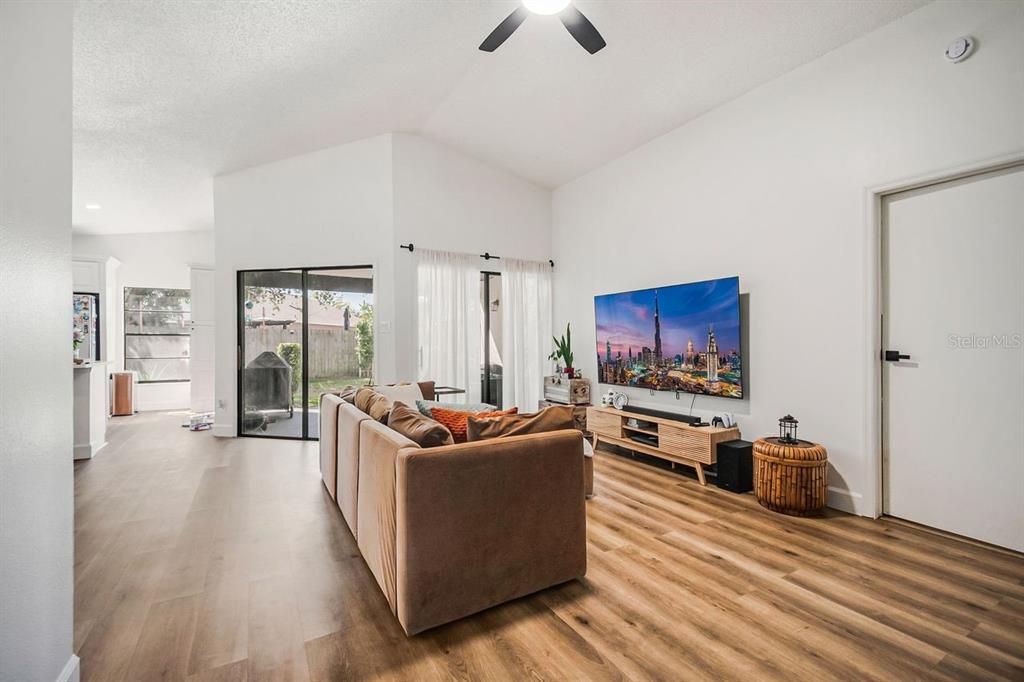 For Sale: $399,900 (3 beds, 2 baths, 1365 Square Feet)
