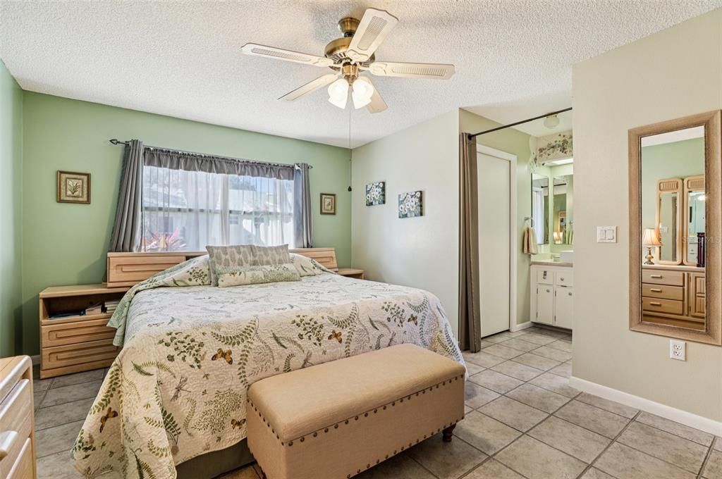 For Sale: $215,000 (2 beds, 2 baths, 1324 Square Feet)