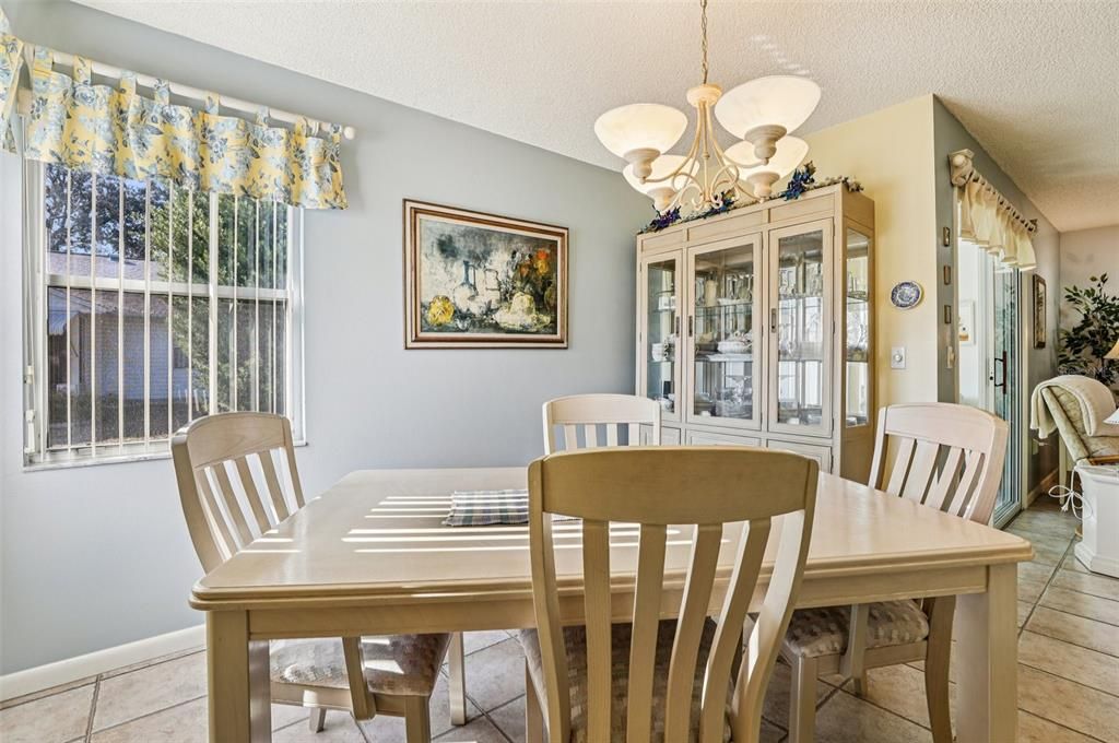 For Sale: $215,000 (2 beds, 2 baths, 1324 Square Feet)