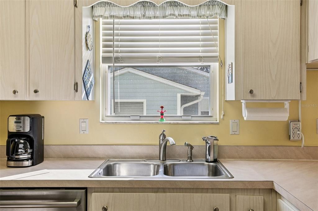 For Sale: $215,000 (2 beds, 2 baths, 1324 Square Feet)