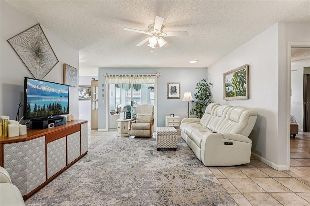 For Sale: $215,000 (2 beds, 2 baths, 1324 Square Feet)
