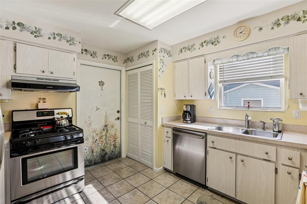 For Sale: $215,000 (2 beds, 2 baths, 1324 Square Feet)