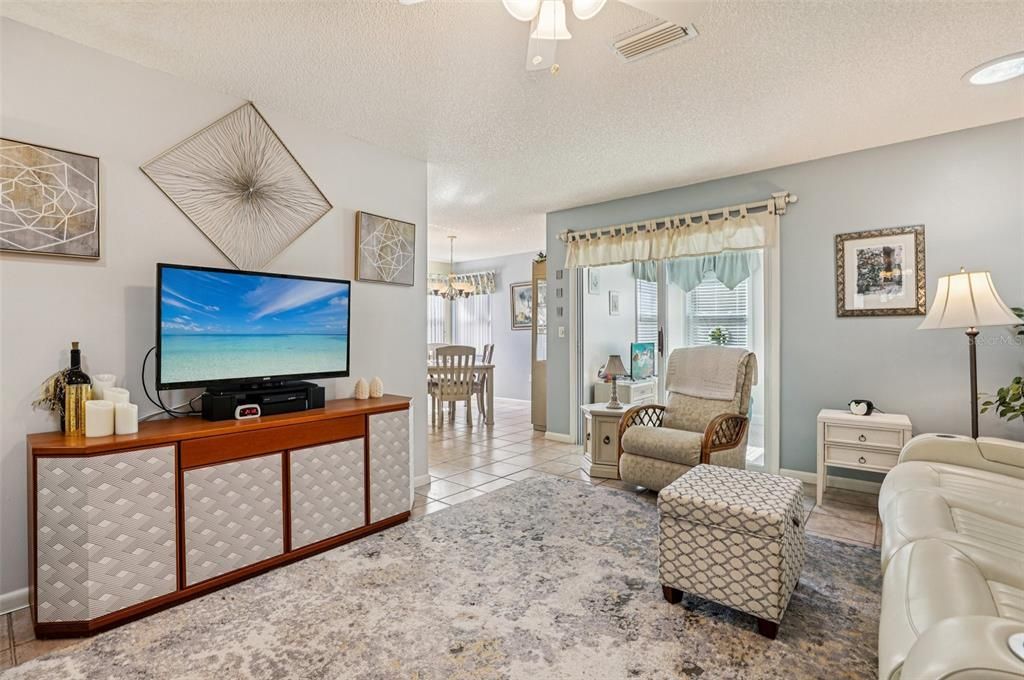 For Sale: $215,000 (2 beds, 2 baths, 1324 Square Feet)