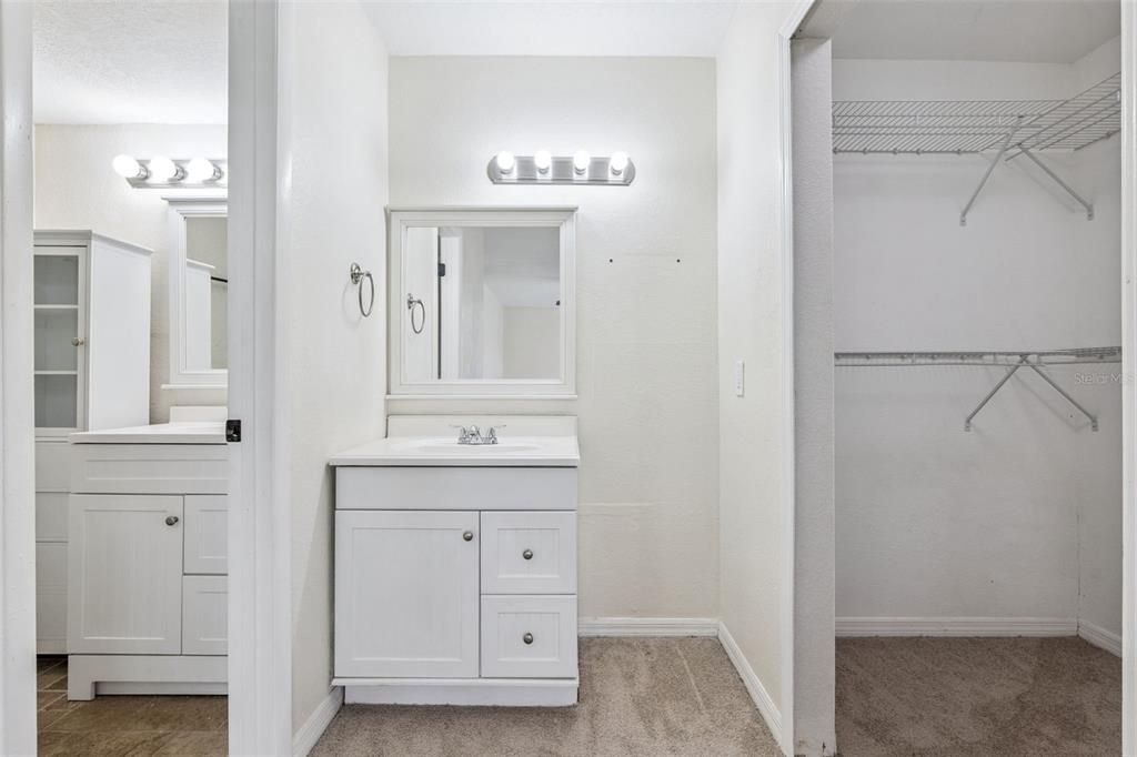 For Sale: $199,900 (2 beds, 2 baths, 1037 Square Feet)