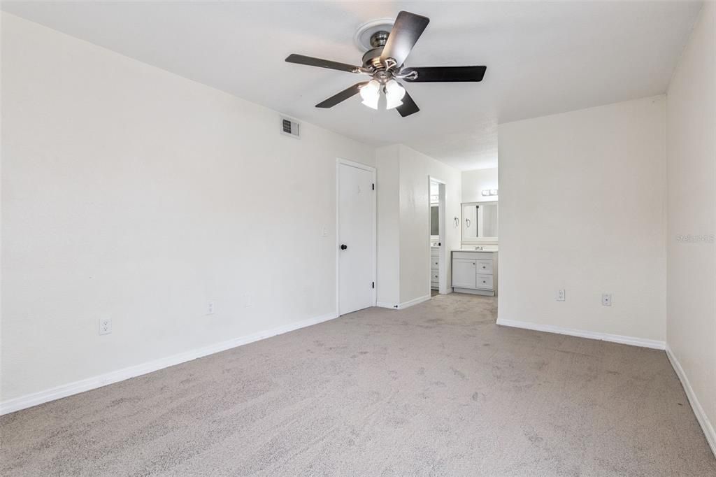 For Sale: $199,900 (2 beds, 2 baths, 1037 Square Feet)