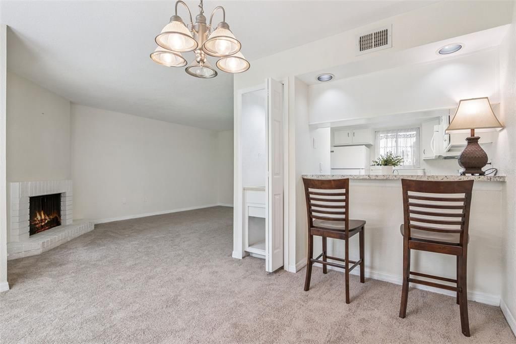 For Sale: $199,900 (2 beds, 2 baths, 1037 Square Feet)