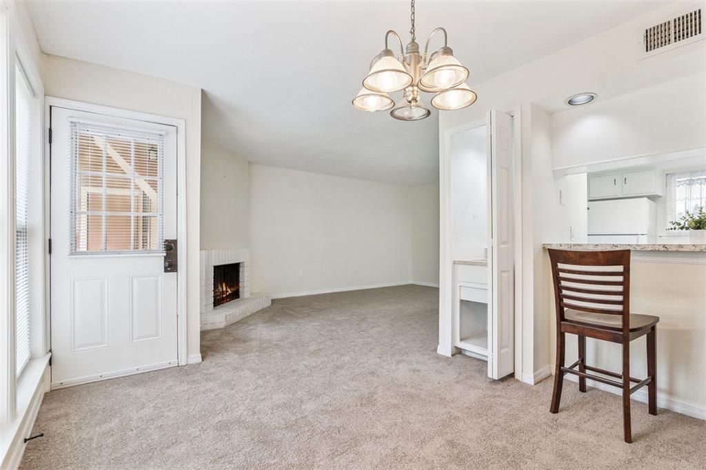 For Sale: $199,900 (2 beds, 2 baths, 1037 Square Feet)