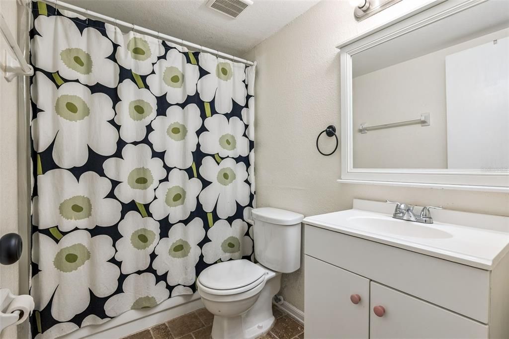For Sale: $199,900 (2 beds, 2 baths, 1037 Square Feet)