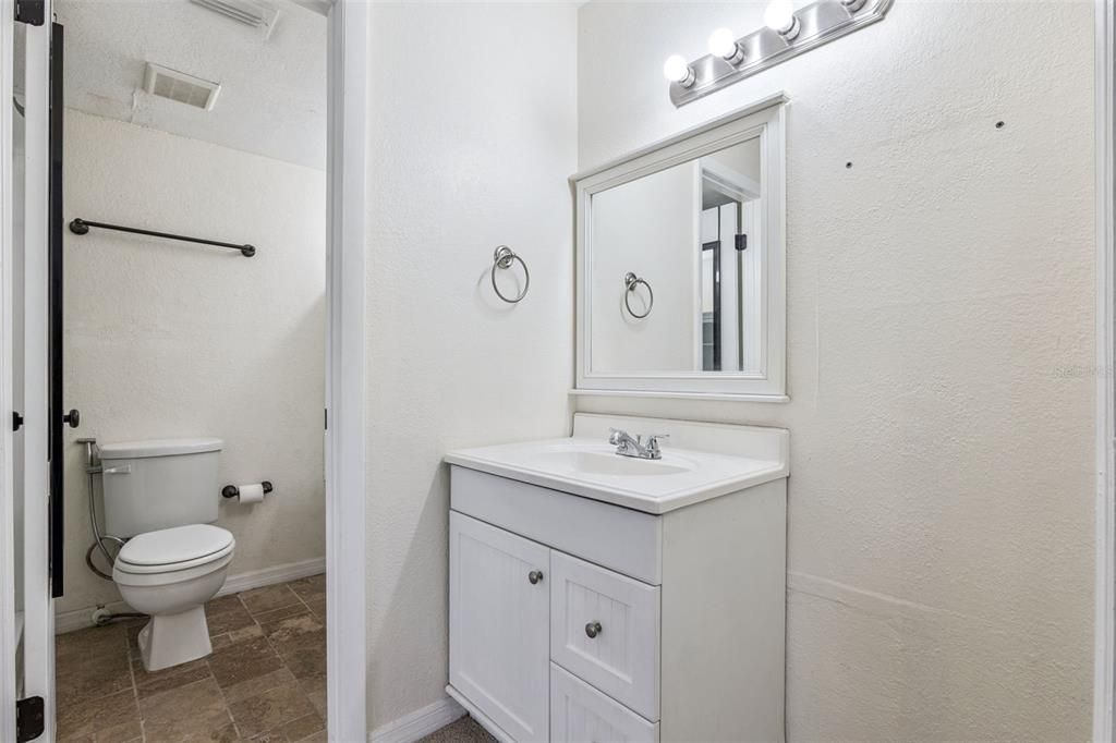 For Sale: $199,900 (2 beds, 2 baths, 1037 Square Feet)