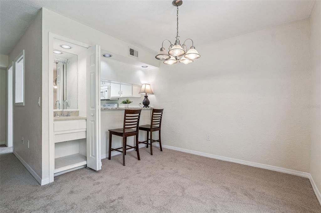 For Sale: $199,900 (2 beds, 2 baths, 1037 Square Feet)