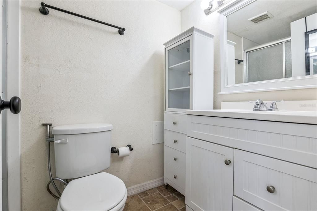 For Sale: $199,900 (2 beds, 2 baths, 1037 Square Feet)
