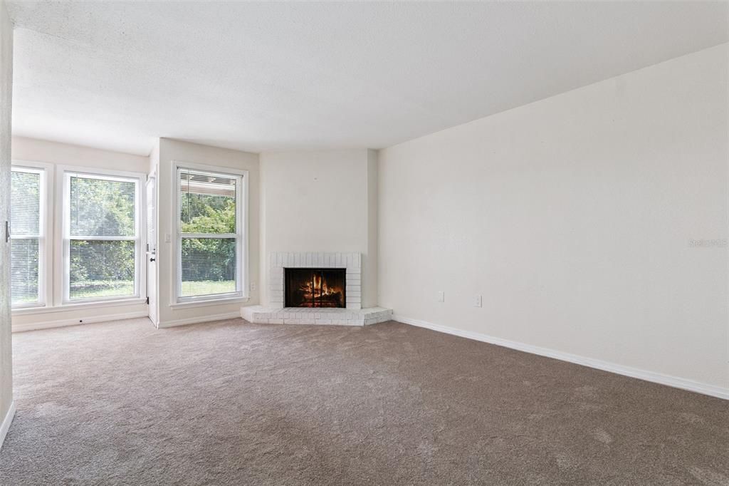 For Sale: $199,900 (2 beds, 2 baths, 1037 Square Feet)