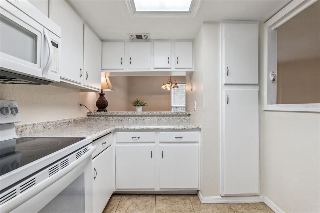 For Sale: $199,900 (2 beds, 2 baths, 1037 Square Feet)