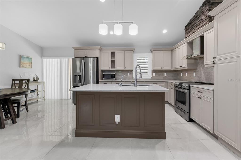 For Sale: $289,400 (3 beds, 2 baths, 1300 Square Feet)