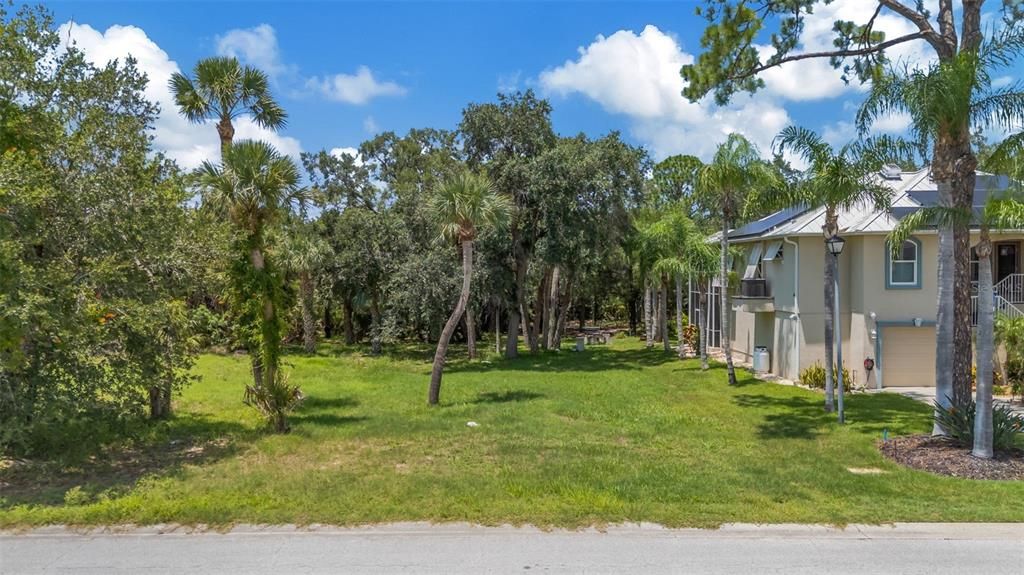 На продажу: $75,000 (0.27 acres)
