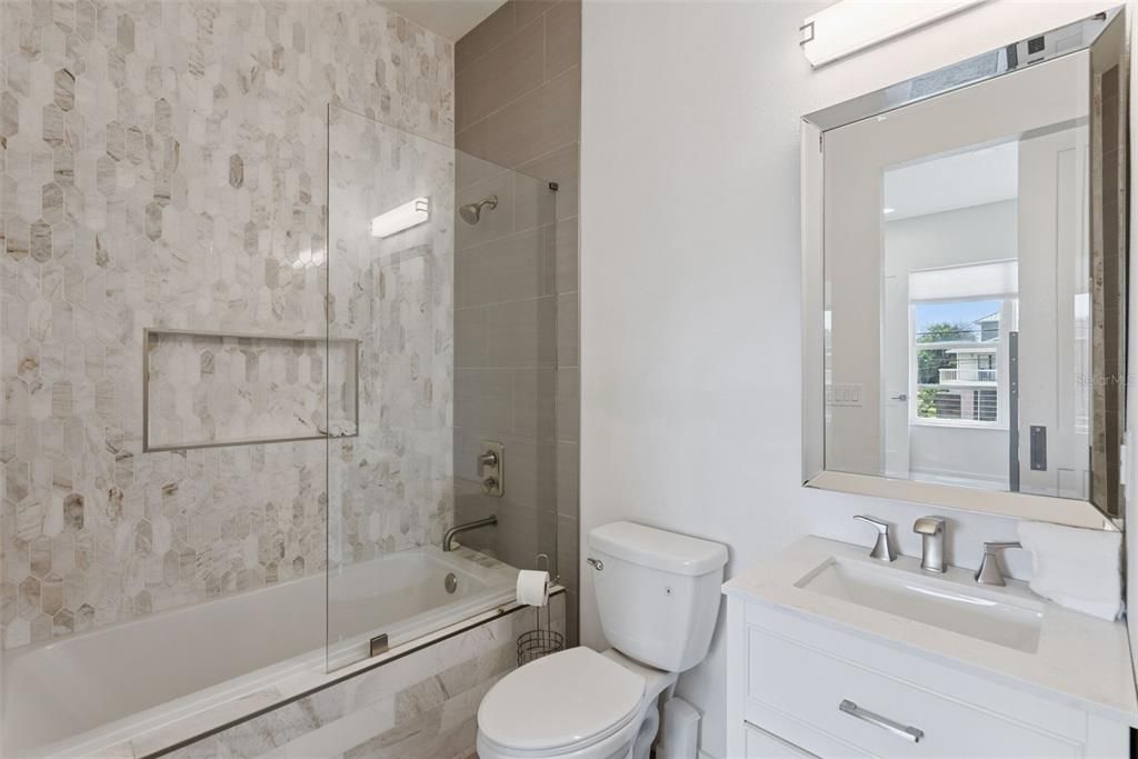 En Venta: $799,000 (3 camas, 3 baños, 1440 Pies cuadrados)