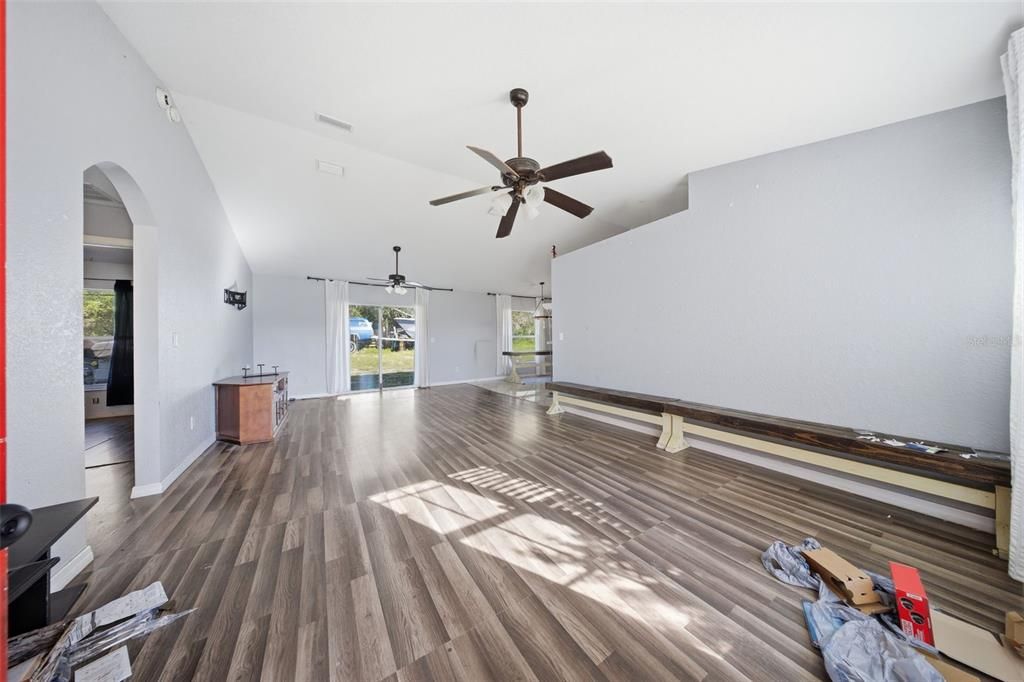 For Sale: $199,000 (3 beds, 2 baths, 1403 Square Feet)