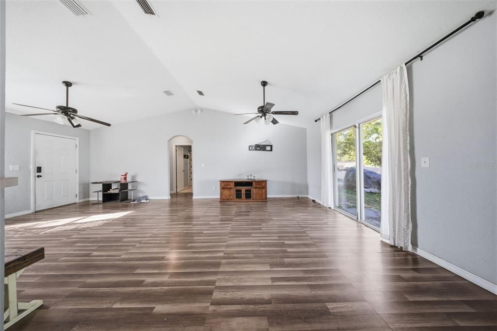 For Sale: $199,000 (3 beds, 2 baths, 1403 Square Feet)