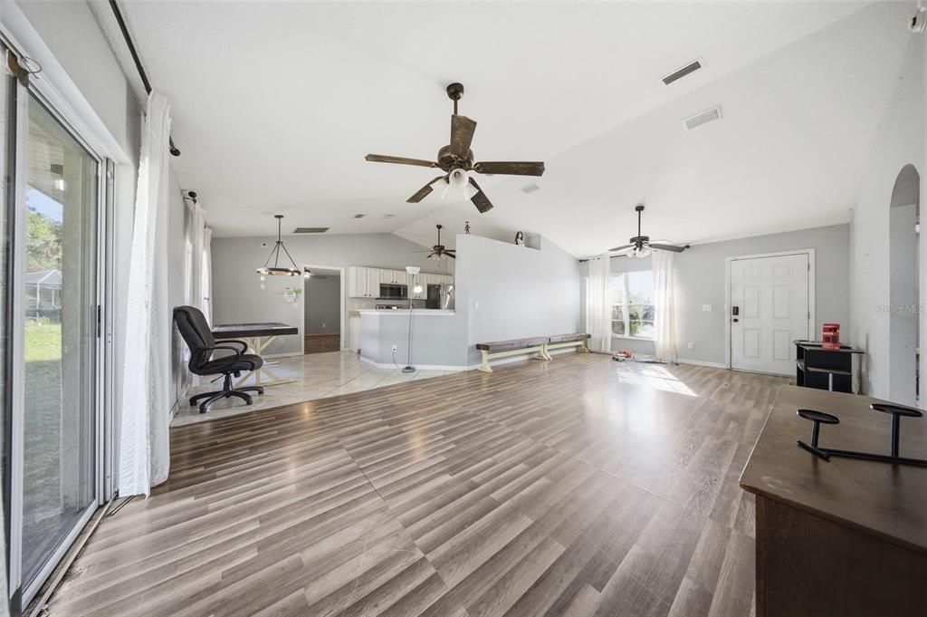 For Sale: $199,000 (3 beds, 2 baths, 1403 Square Feet)