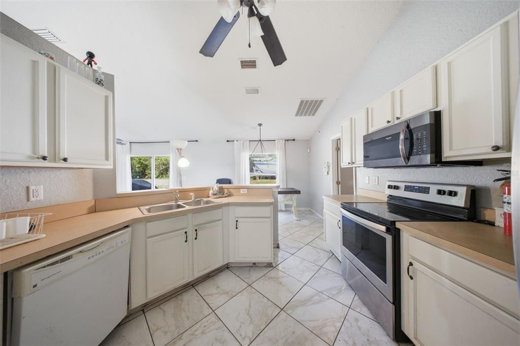 For Sale: $199,000 (3 beds, 2 baths, 1403 Square Feet)
