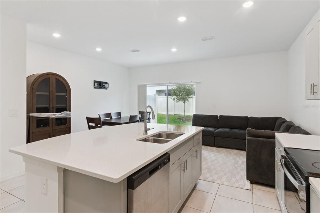 En Venta: $310,000 (3 camas, 2 baños, 1407 Pies cuadrados)