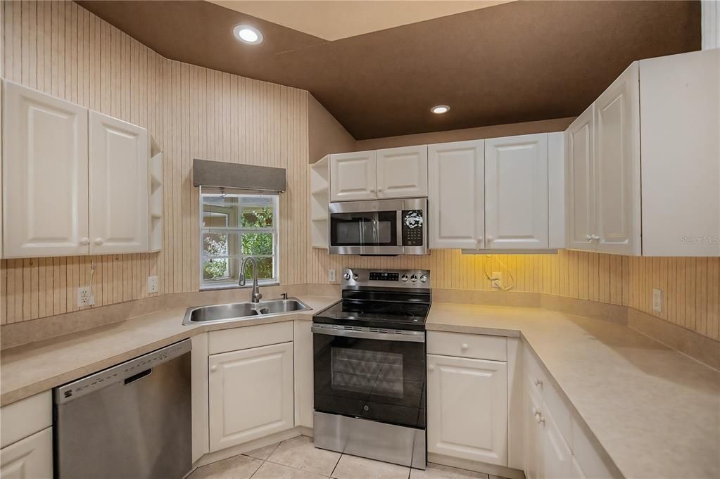 For Sale: $329,900 (3 beds, 2 baths, 1561 Square Feet)