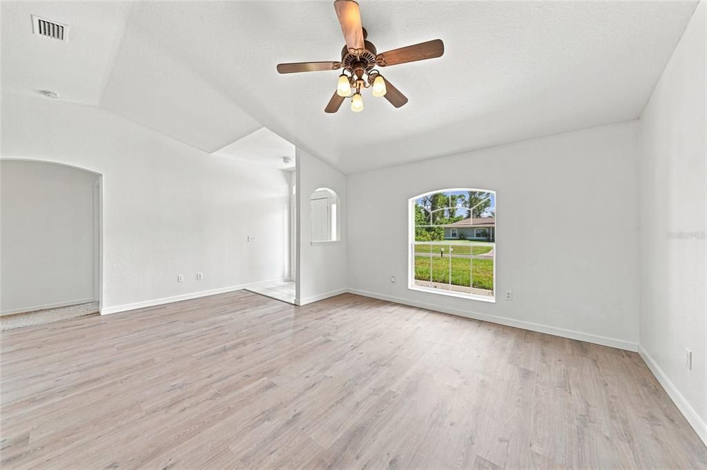 For Sale: $250,000 (3 beds, 2 baths, 1226 Square Feet)