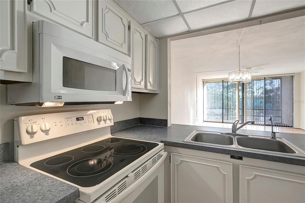 For Rent: $1,800 (2 beds, 1 baths, 880 Square Feet)