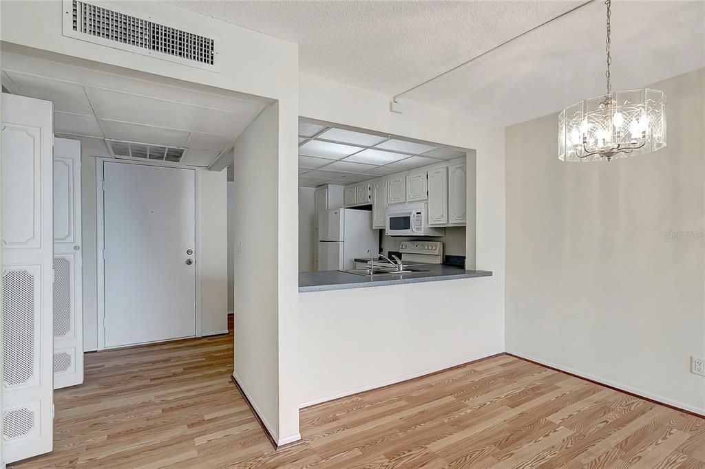 For Rent: $1,800 (2 beds, 1 baths, 880 Square Feet)