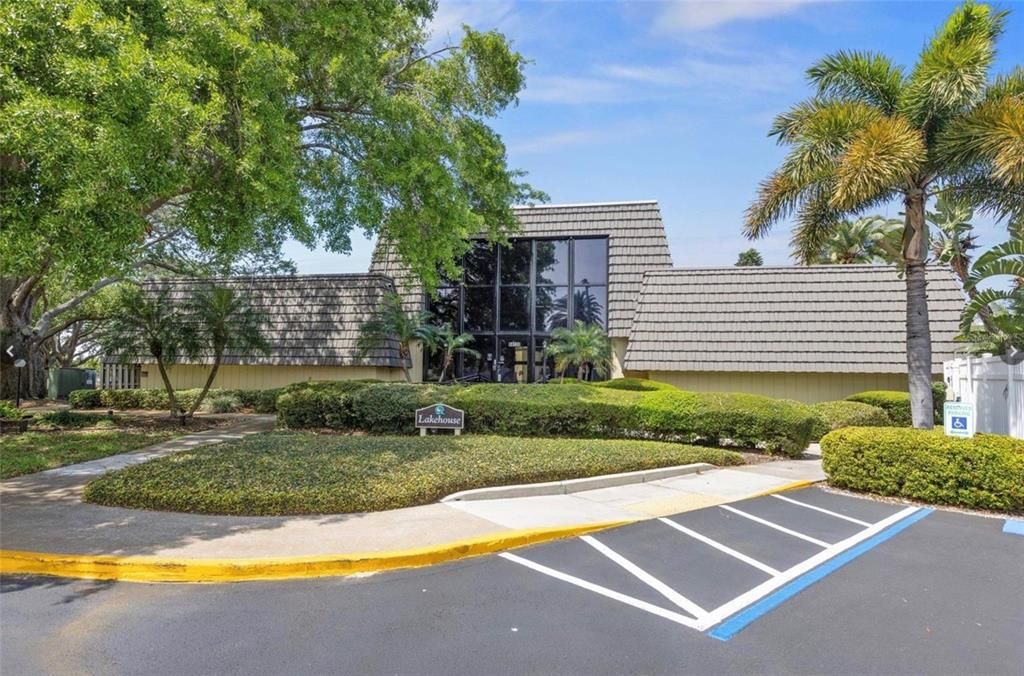 For Rent: $1,800 (2 beds, 1 baths, 880 Square Feet)