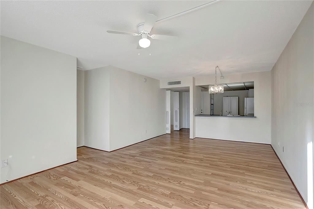 For Rent: $1,800 (2 beds, 1 baths, 880 Square Feet)