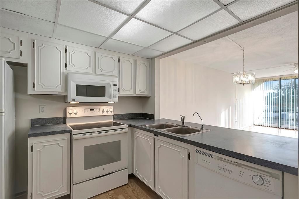 For Rent: $1,800 (2 beds, 1 baths, 880 Square Feet)
