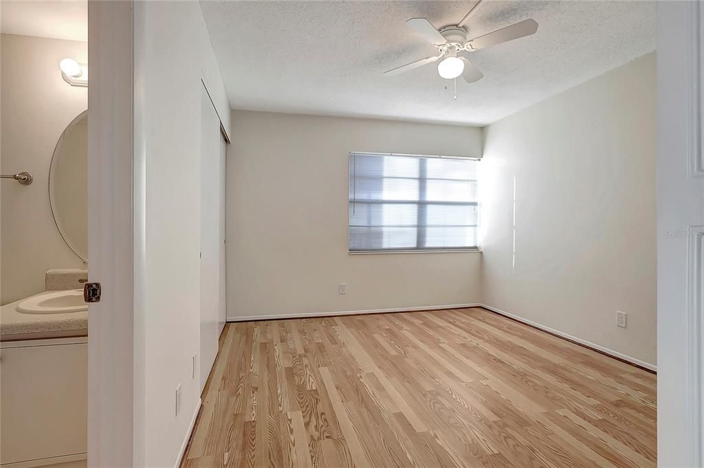 For Rent: $1,800 (2 beds, 1 baths, 880 Square Feet)