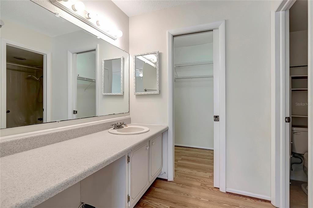 For Rent: $1,800 (2 beds, 1 baths, 880 Square Feet)