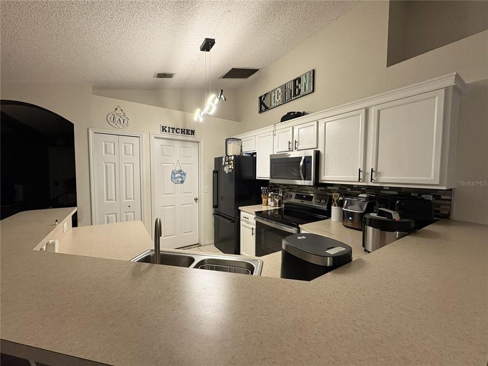 For Sale: $353,500 (3 beds, 2 baths, 1454 Square Feet)