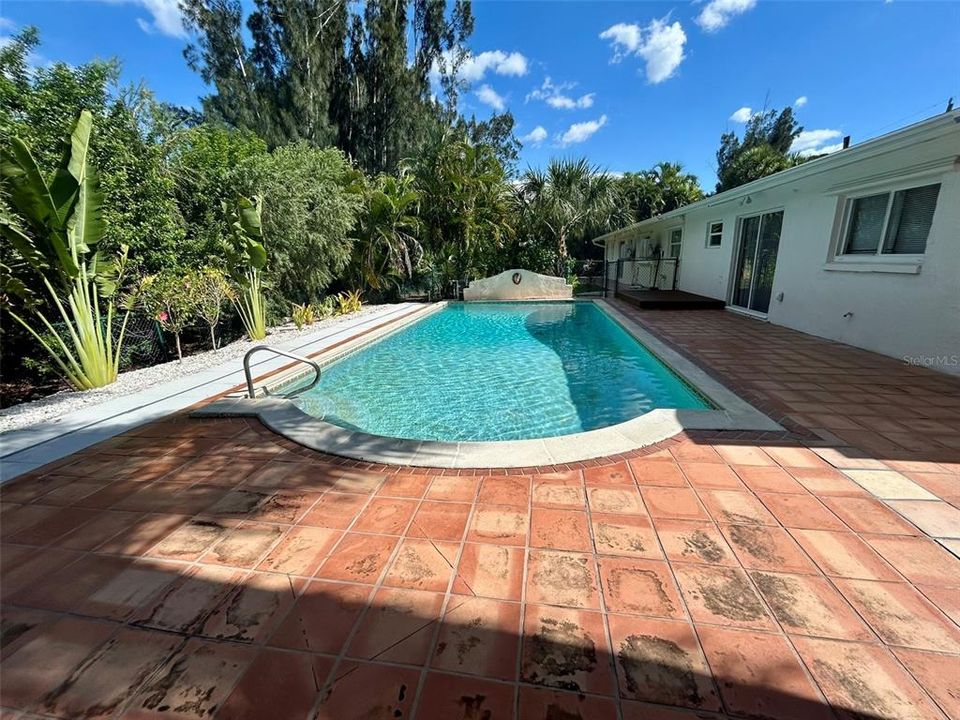 For Rent: $1,950 (2 beds, 1 baths, 1241 Square Feet)