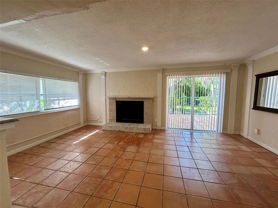 For Rent: $1,950 (2 beds, 1 baths, 1241 Square Feet)