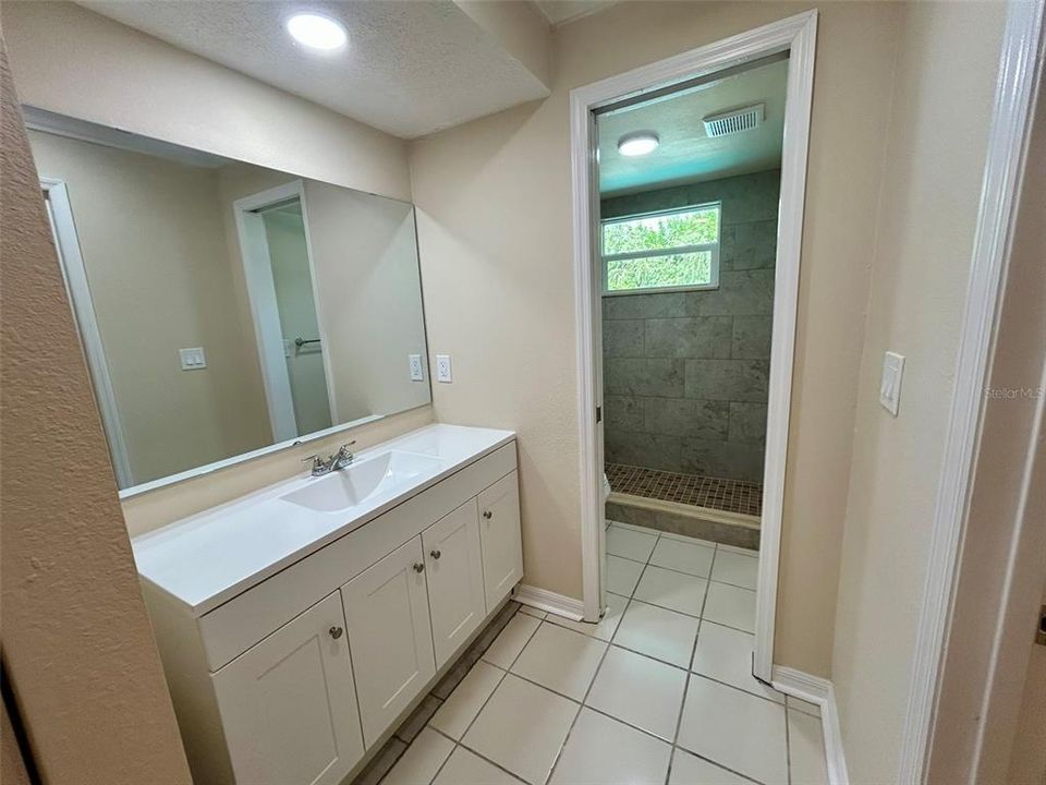 For Rent: $1,950 (2 beds, 1 baths, 1241 Square Feet)
