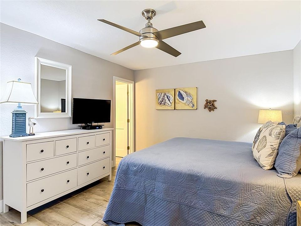 For Sale: $595,000 (2 beds, 2 baths, 1100 Square Feet)