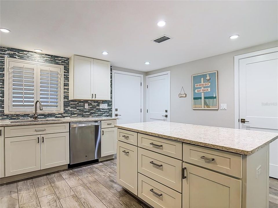For Sale: $595,000 (2 beds, 2 baths, 1100 Square Feet)