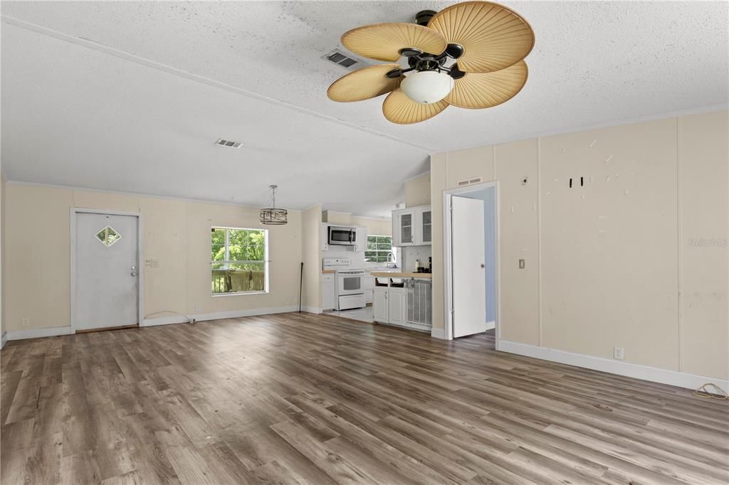 For Sale: $125,000 (2 beds, 2 baths, 1296 Square Feet)
