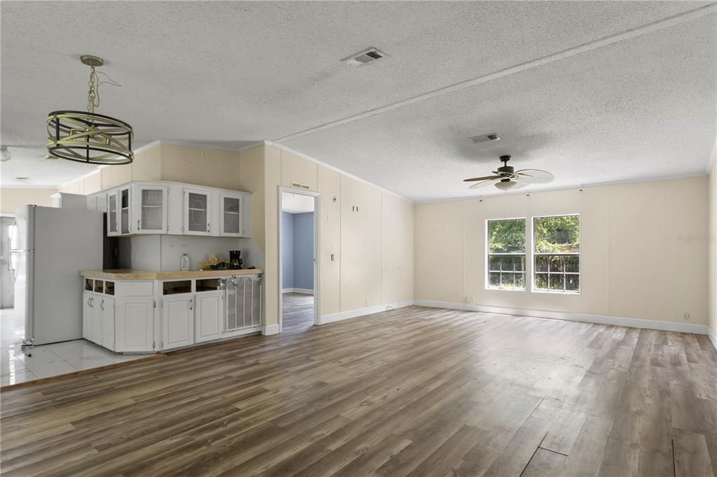 For Sale: $125,000 (2 beds, 2 baths, 1296 Square Feet)