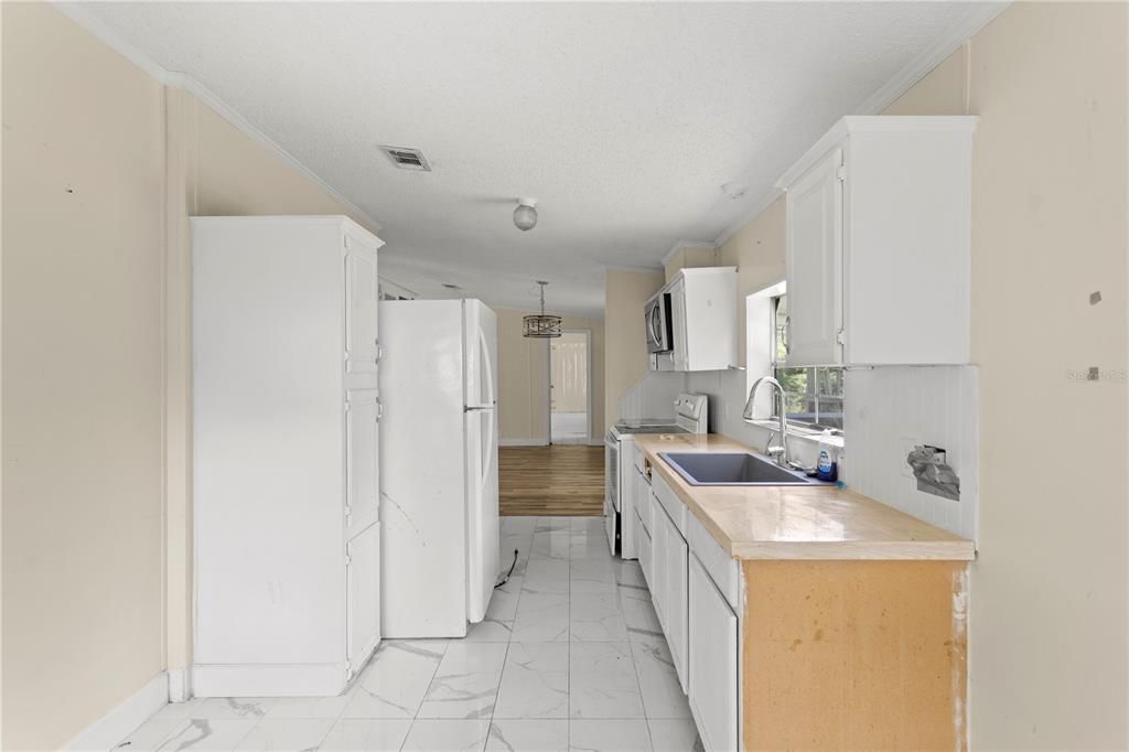 For Sale: $125,000 (2 beds, 2 baths, 1296 Square Feet)