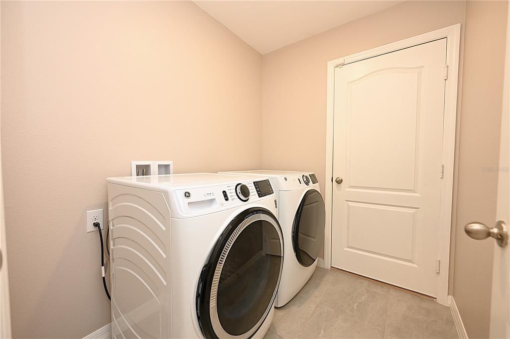 For Rent: $2,100 (5 beds, 3 baths, 1975 Square Feet)