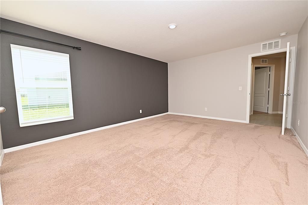 For Rent: $2,100 (5 beds, 3 baths, 1975 Square Feet)